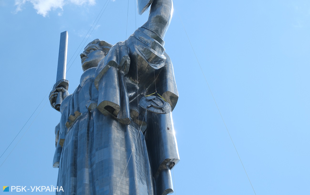 На монументі "Батьківщина-мати" завершили встановлення тризуба (фото)