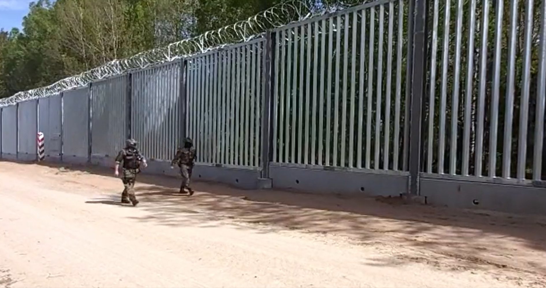 Поляки отгородились от белорусов огромной стеной с колючей проволокой: как она выглядит