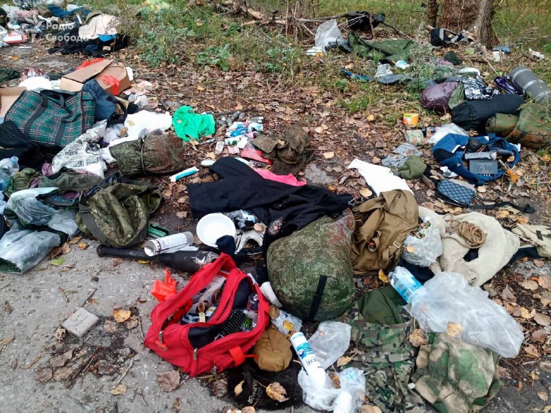 Окупанти покидали награбовані Житомирські шкарпетки, втікаючи з Лимана (фото)