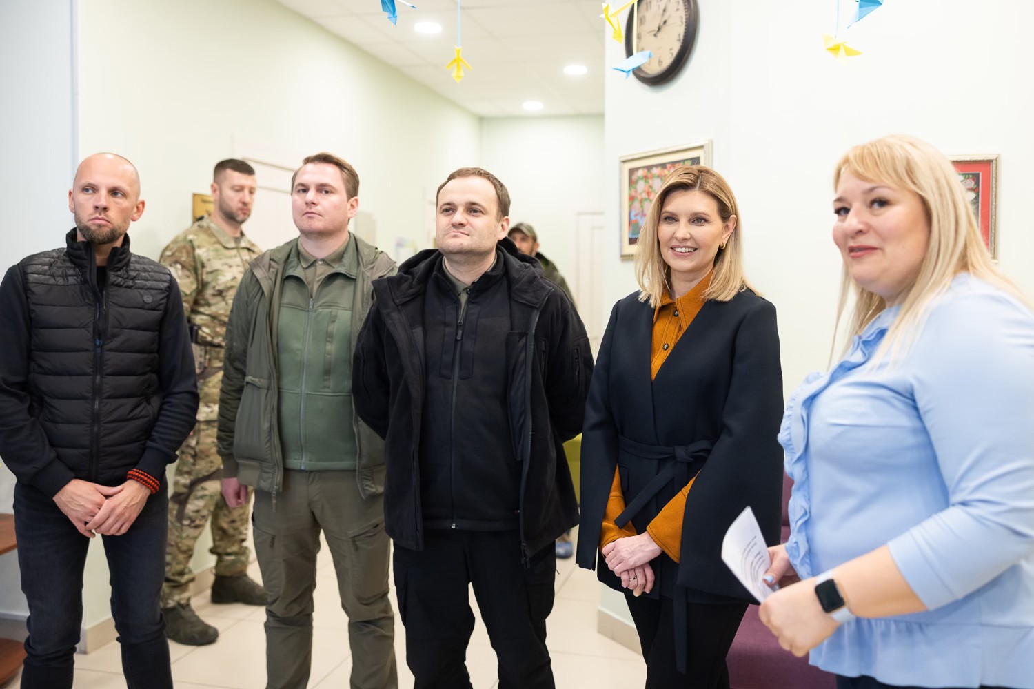 Елена Зеленская поразила модным осенним образом: пальто-кимоно и яркая рубашка