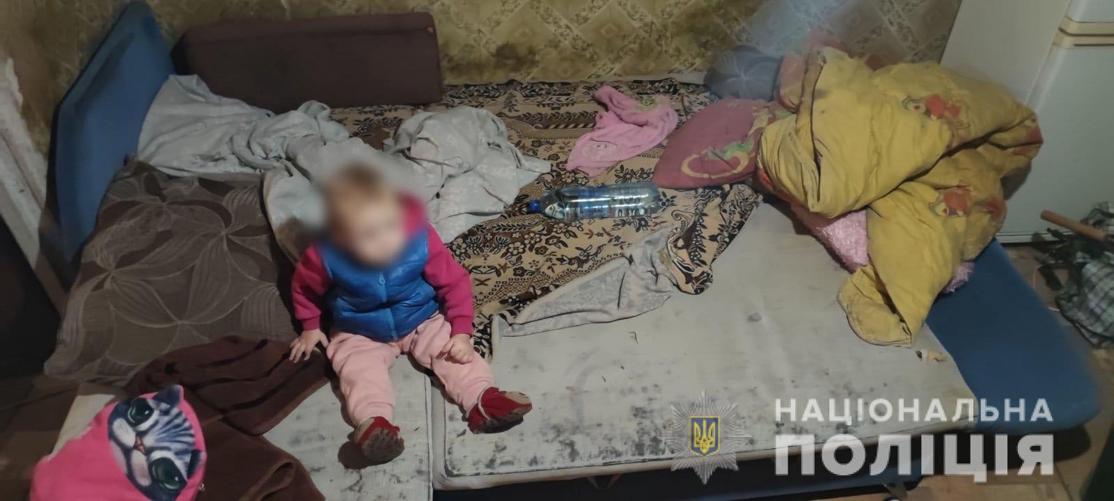 В забороненому місці перебігала дорогу і впала на тротуарі: у Харкові у горе-матері забрали дитину