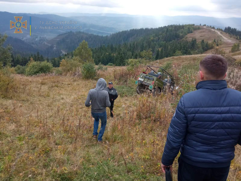 Водій був п'яний: у Карпатах перекинулося авто з туристами, які святкували парубочий вечір