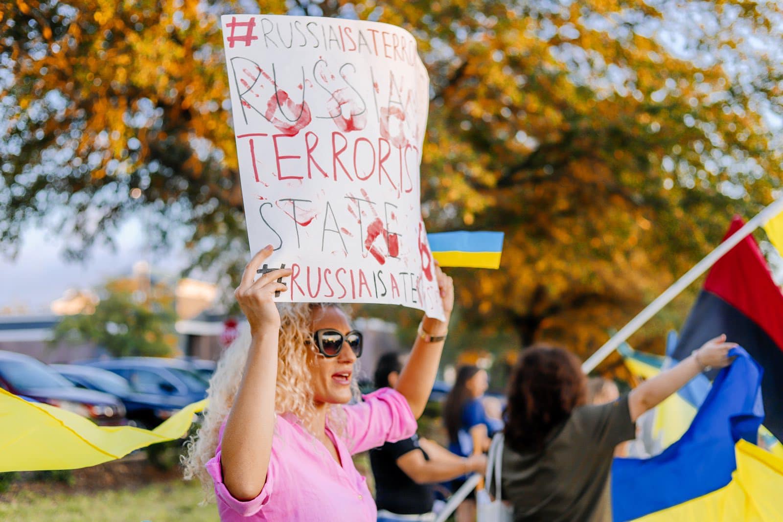 Ракетный террор РФ вывел на митинги в поддержку Украины тысячи людей в разных странах: фото и видео