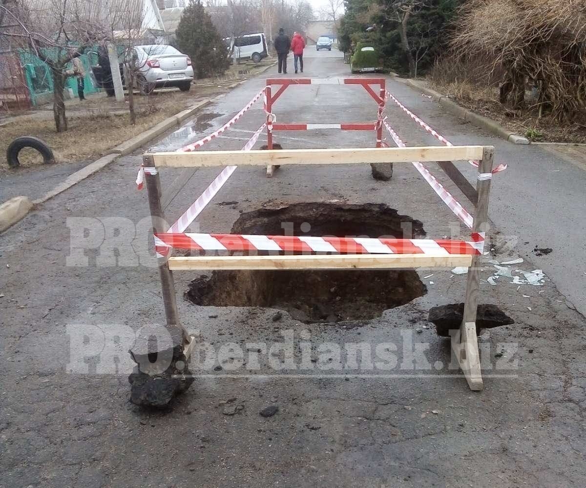 В Бердянске грузовик коммунальщиков ехал на вызов и провалился под асфальт (фото)