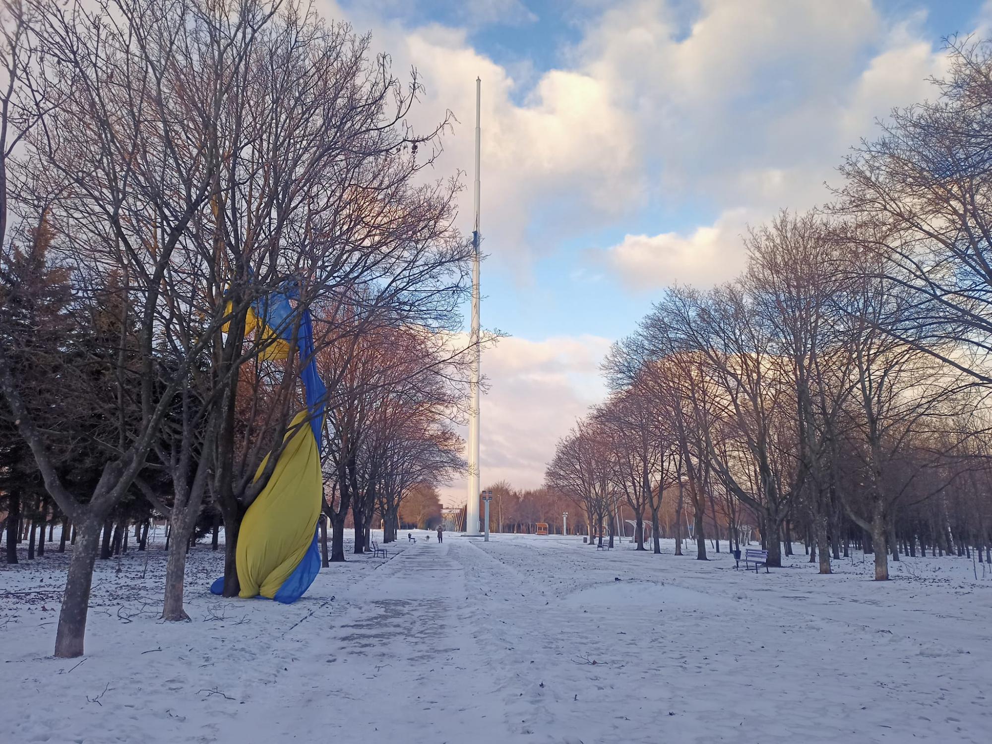 У Харкові вітер розірвав найвищий прапор України, а в Краматорську зірвав з фгагштока (відео, фото)