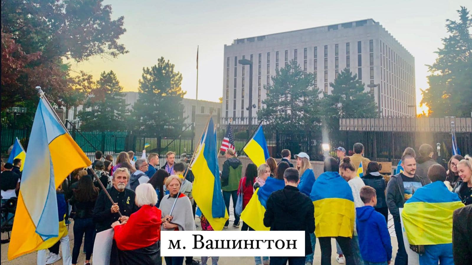 Ракетный террор РФ вывел на митинги в поддержку Украины тысячи людей в разных странах: фото и видео