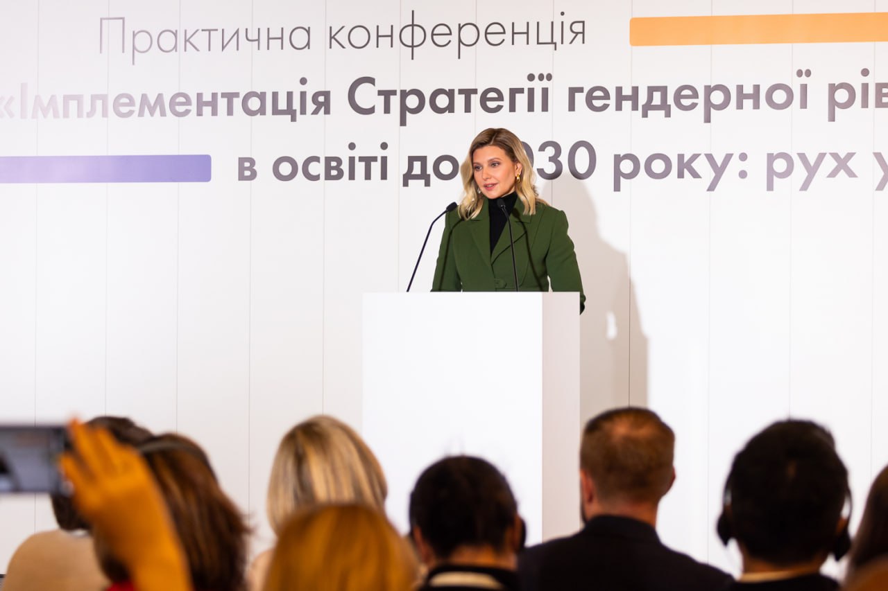Олена Зеленська здивувала яскравим кольором вбрання (фото)