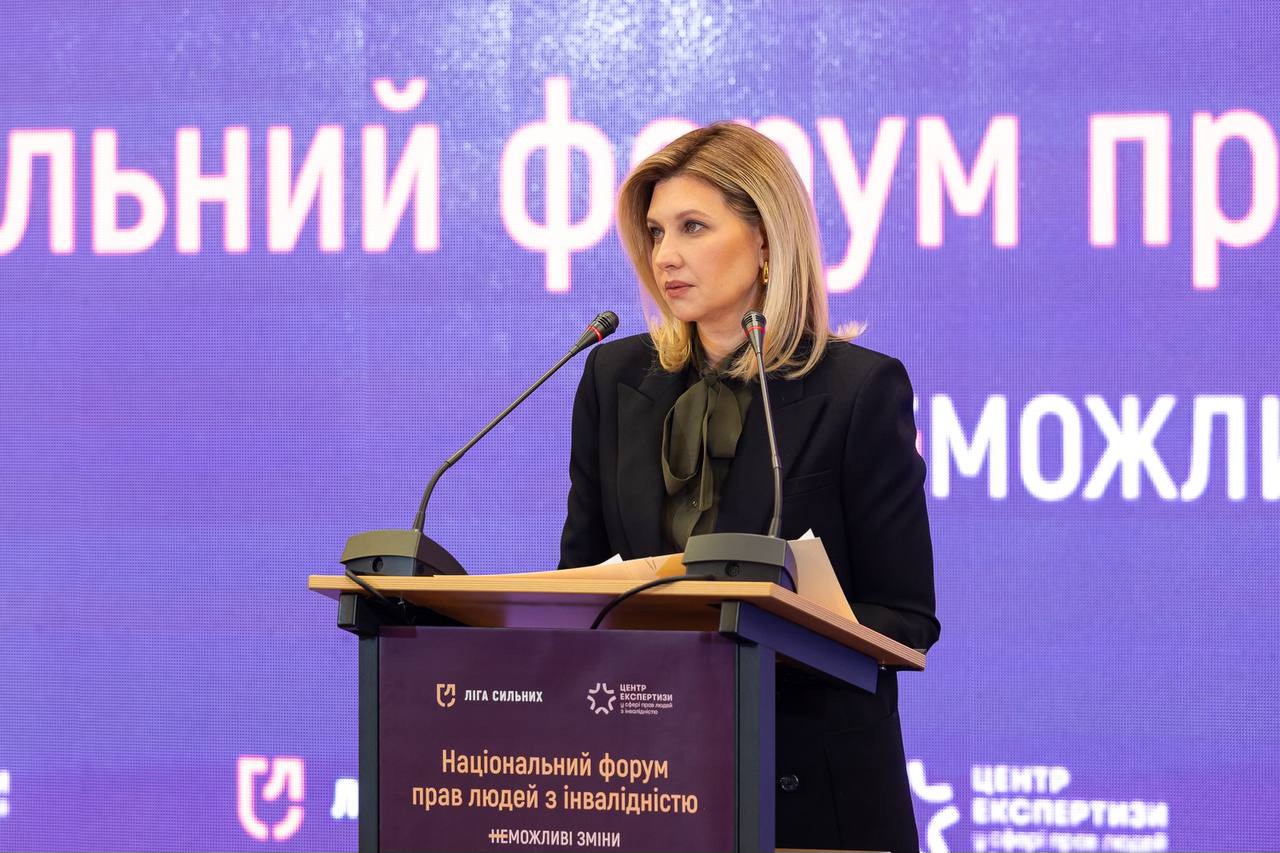 Елена Зеленская показала, как сочетать классический костюм с элегантным бантом