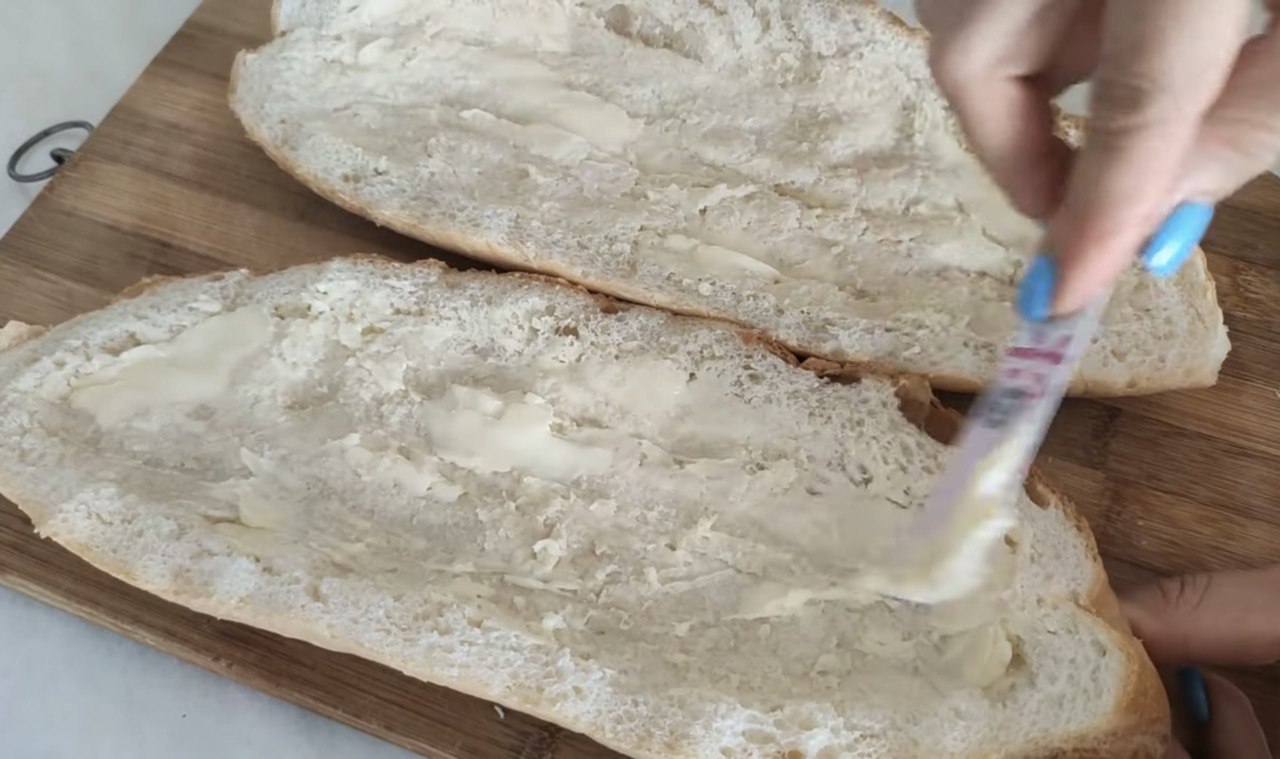 Вкусный и сытный завтрак из вчерашнего хлеба: простой пошаговый рецепт