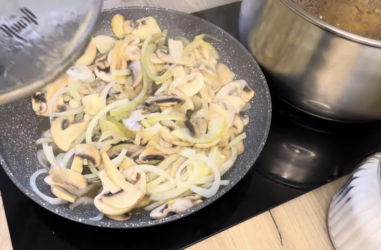 Как приготовить вкусные картофельные "лодочки" с грибами: простой пошаговый рецепт