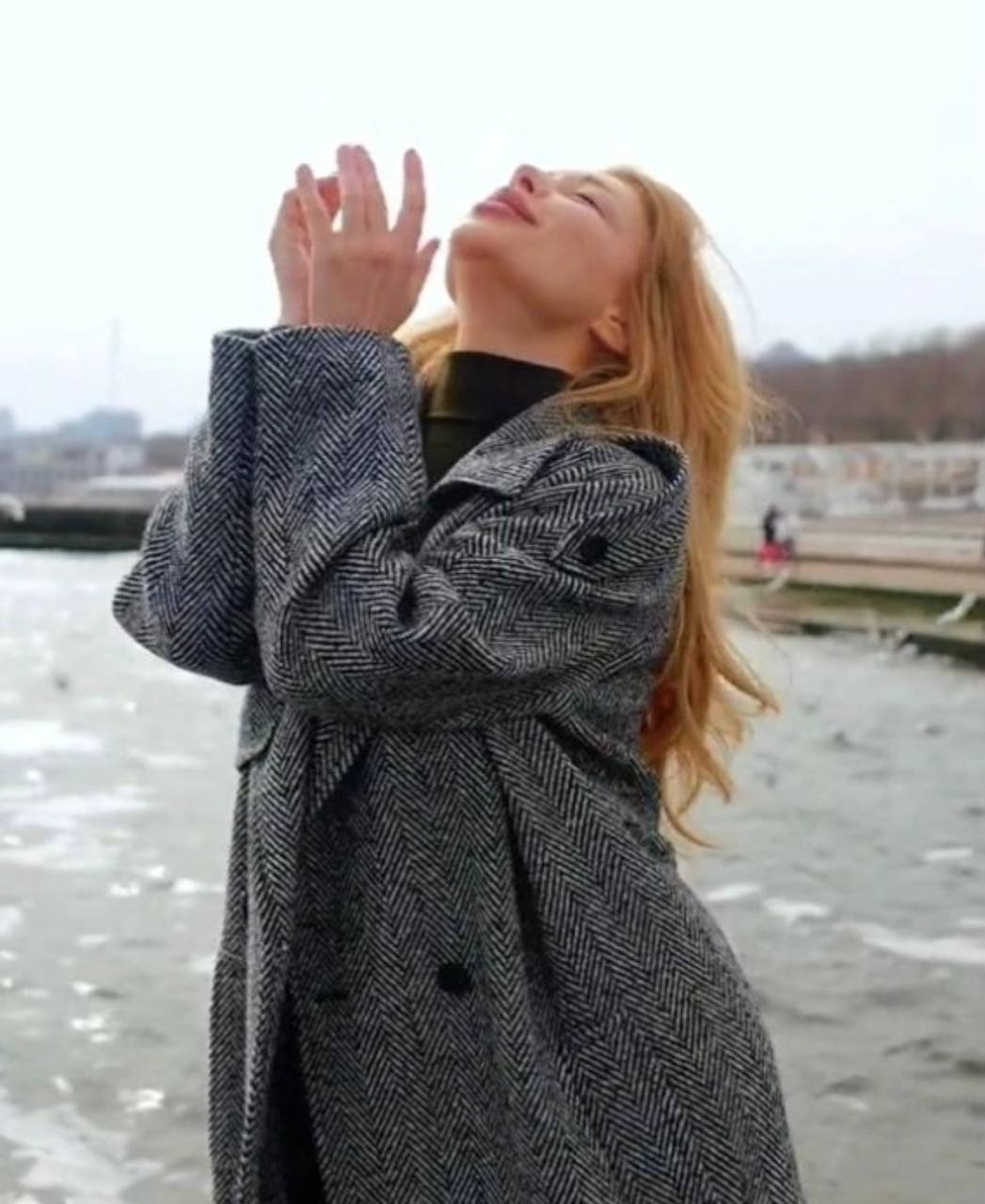 Сколько стоит трендовое серое пальто, как у Тины Кароль (фото)