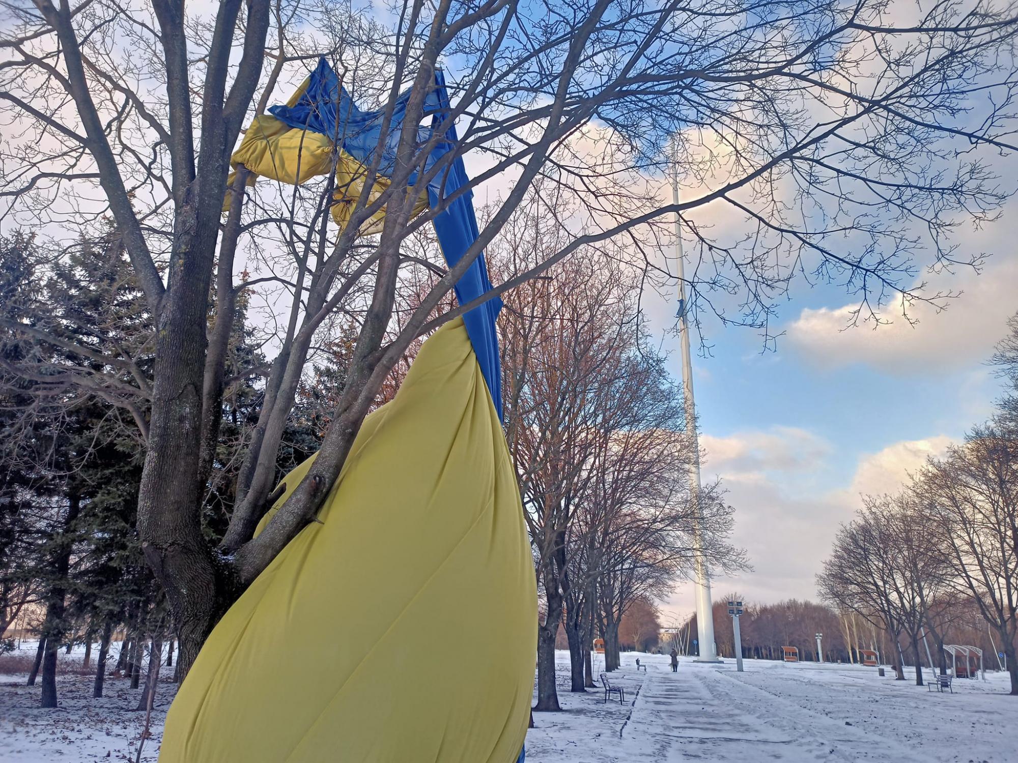 У Харкові вітер розірвав найвищий прапор України, а в Краматорську зірвав з фгагштока (відео, фото)