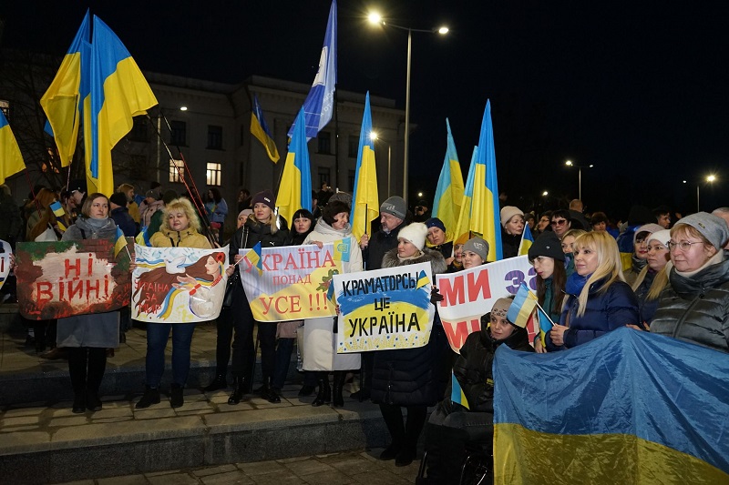 Жителі Краматорська масово вийшли на мітинг за Україну: з прапорами, гаслами і гімном (відео, фото)