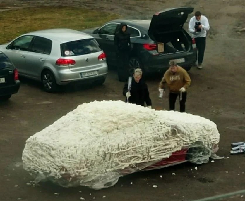 Помстився матері: під Києвом скандальний блогер залив авто монтажною піною