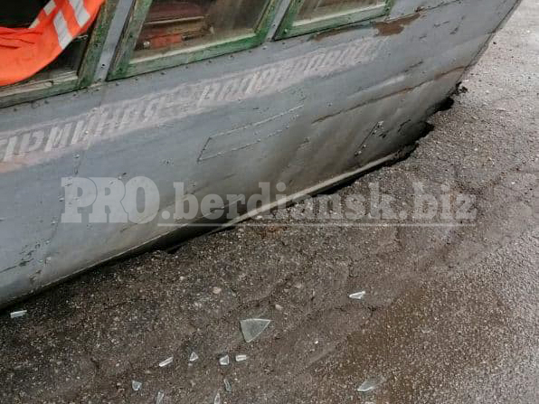 В Бердянске грузовик коммунальщиков ехал на вызов и провалился под асфальт (фото)