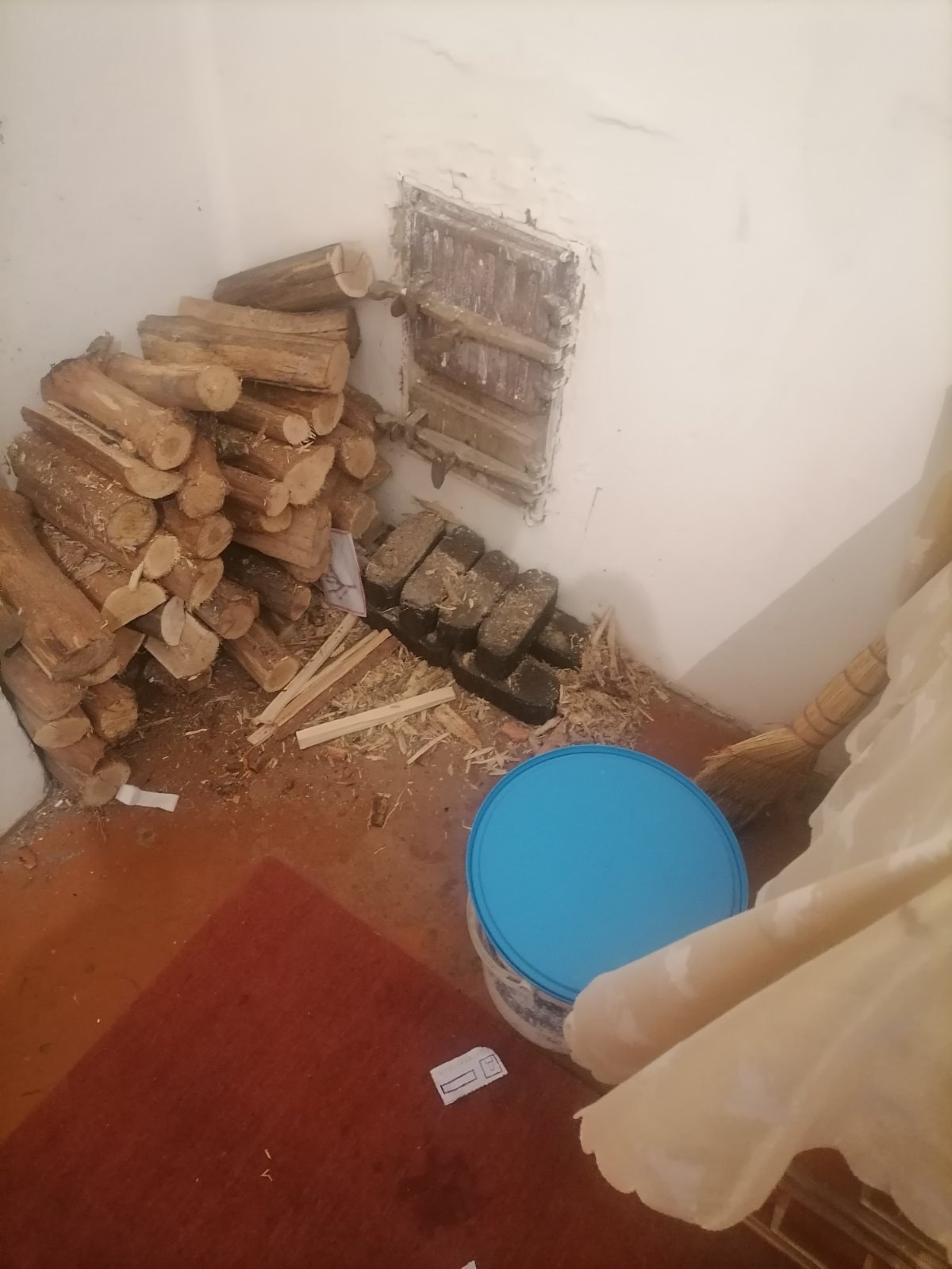 Під Рівним мати 5 місяців тримала сина зачиненим в кімнаті без вікон: на ніч ставила відро