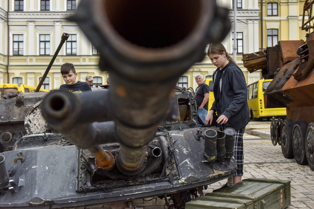 У центрі Києва виставили розбиту техніку рашистів: відео і фото металобрухту "другої непереможної" армії