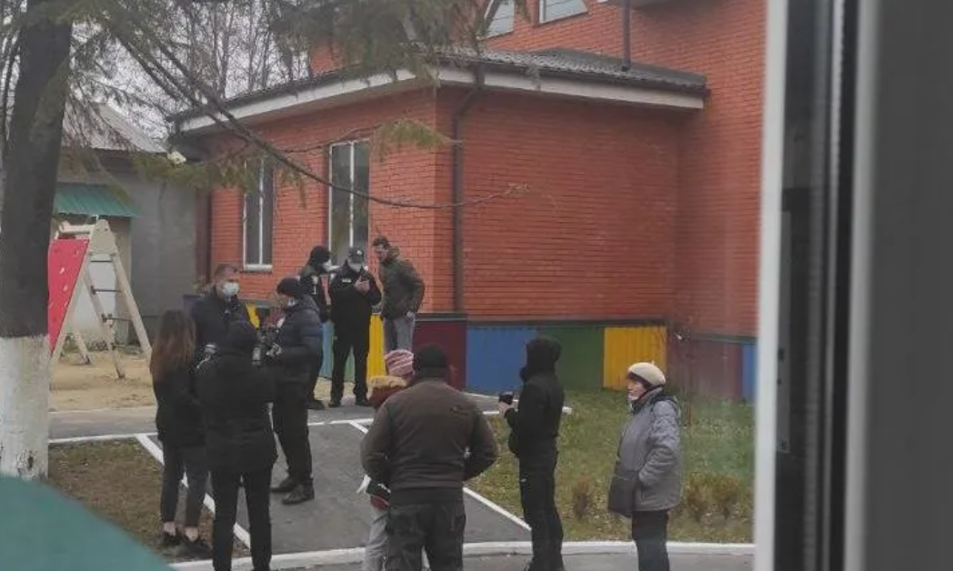 У дитсадку Рівного відсторонена непривита вихователька побилася з колегами: спалахнув скандал