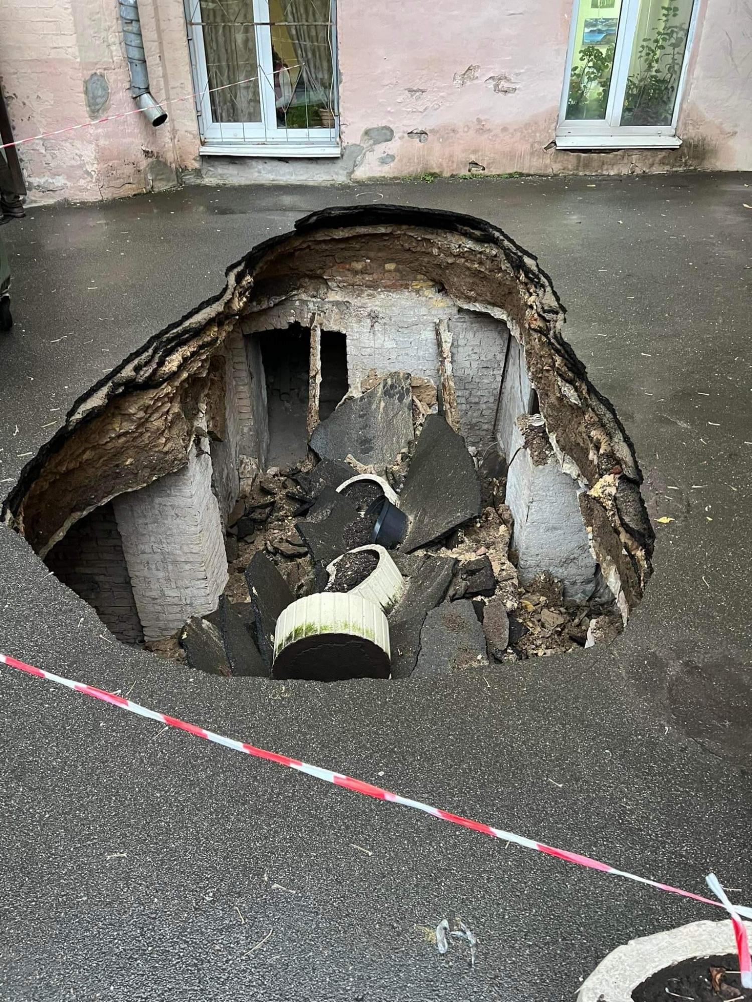 У центрі Києва провалився асфальт: внизу виявився підвал історичної садиби (фото)