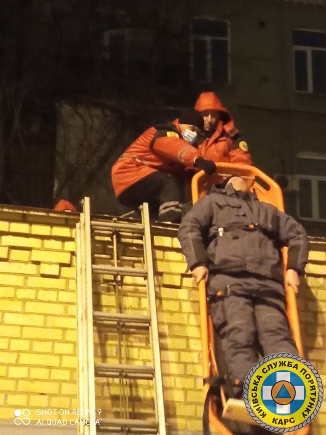 У Києві рятувальники мало не добили потерпілого: впустили з висоти носилки з чоловіком (відео)