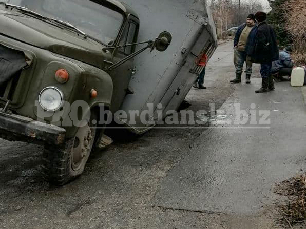 В Бердянске грузовик коммунальщиков ехал на вызов и провалился под асфальт (фото)
