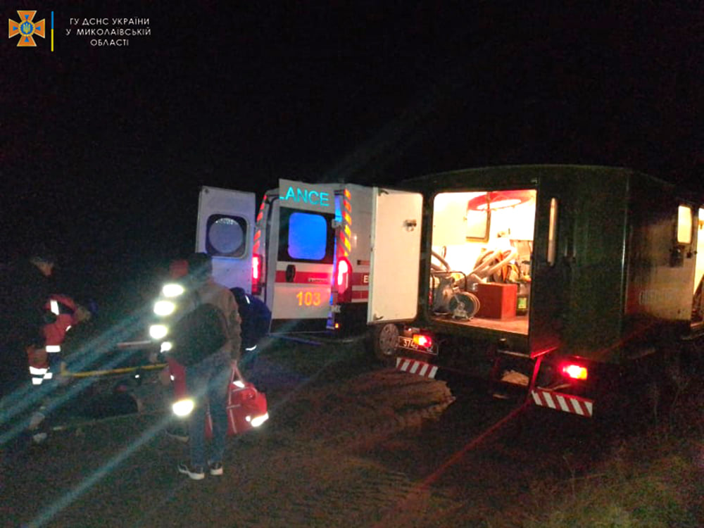 На Різдво авто швидкої допомоги їхало на виклик і застрягло в трясовині під Миколаєвом