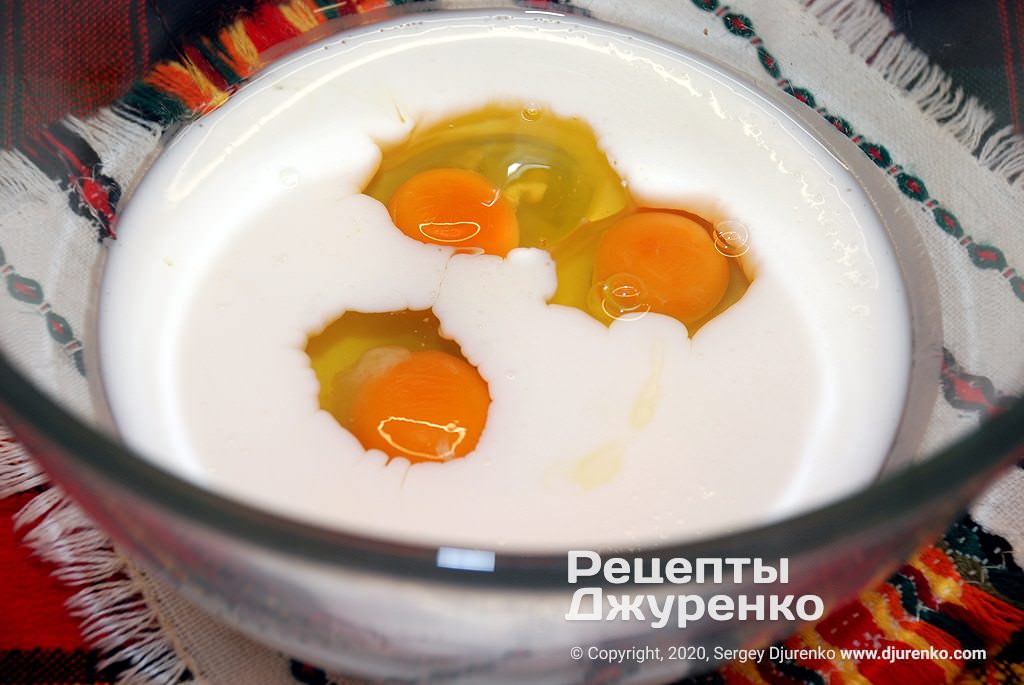 Кулінар поділився простим рецептом манника на кефірі: недорого і фантастично смачно!