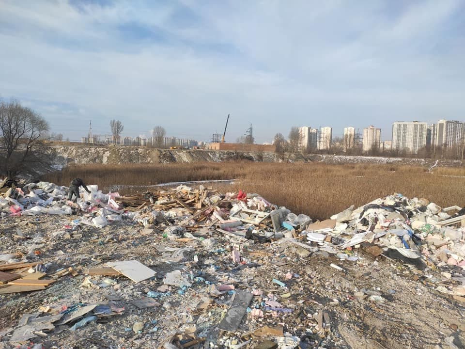В Киеве устроили огромную свалку возле станции метро "Харьковская"