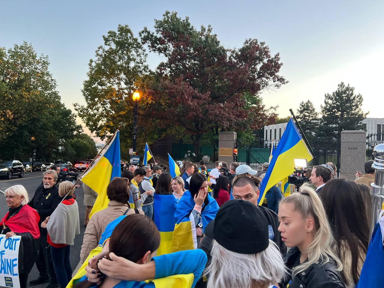 Ракетный террор РФ вывел на митинги в поддержку Украины тысячи людей в разных странах: фото и видео
