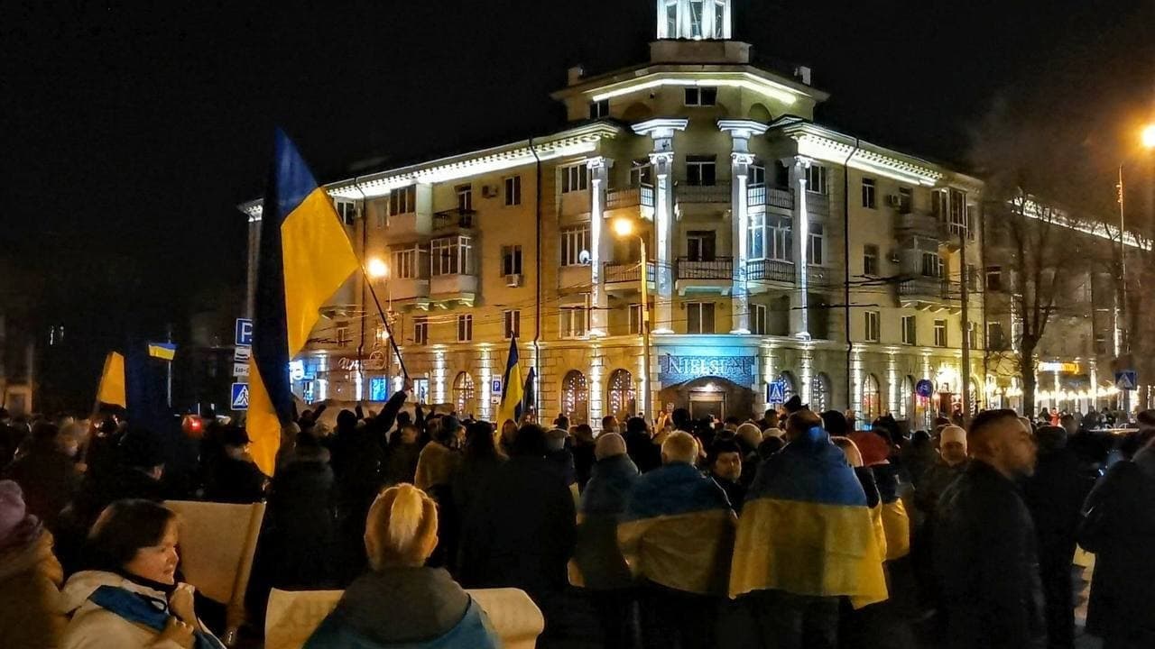 Мариуполь - это Украина! Местные вышли в центр города и поют гимн (видео)