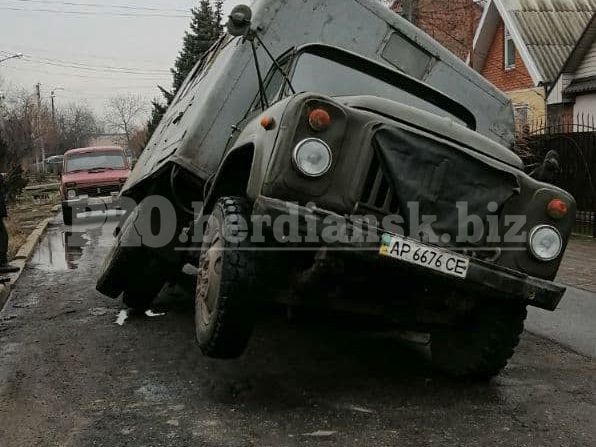 В Бердянске грузовик коммунальщиков ехал на вызов и провалился под асфальт (фото)
