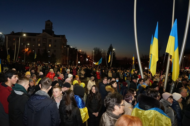 Жителі Краматорська масово вийшли на мітинг за Україну: з прапорами, гаслами і гімном (відео, фото)