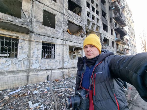 Путешественник Дмитрий Комаров теперь ездит по Киеву, показывая миру горе от российских ракет