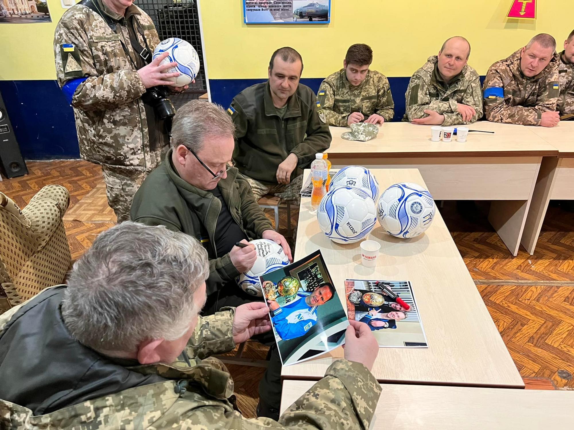 61-летний легендарный футболист взял в руки автомат и пошел защищать Украину (фото)