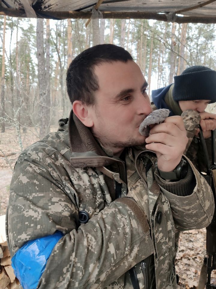 Так выглядят наши герои: боец "Полтава" бросил работу во Франции, обнял семью и сразу на фронт