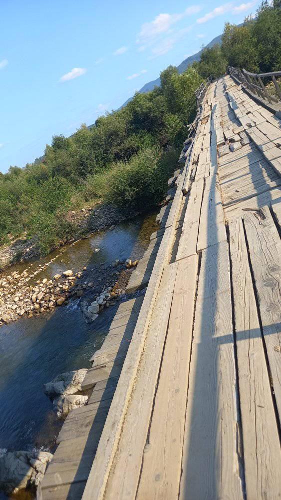 На Прикарпатті дитина впала з аварійного мосту в річку (фото)