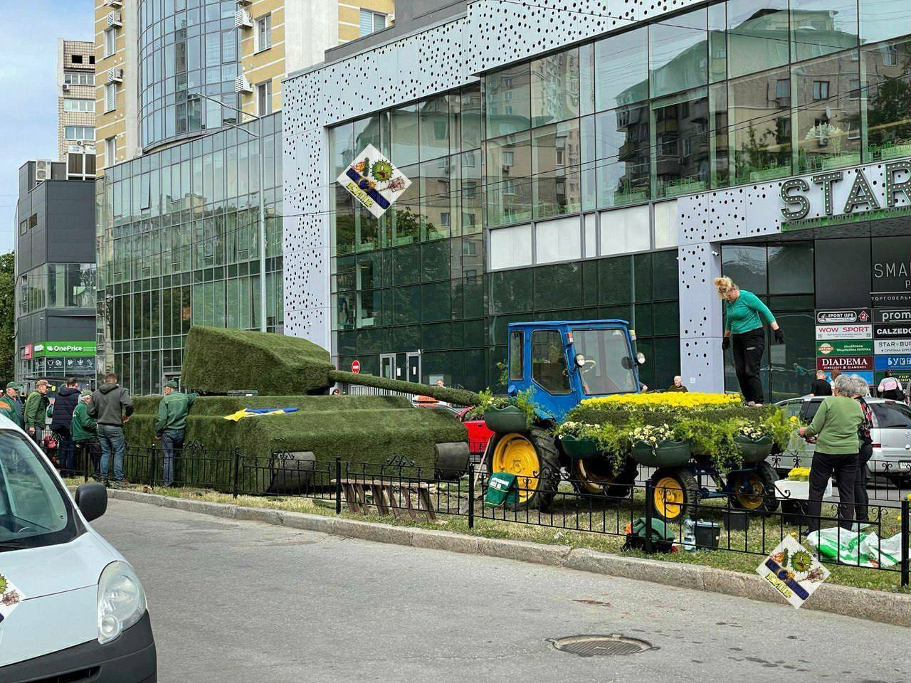 В Києві увіковічнили "тракторні війська": де можна побачити суперпам'ятник