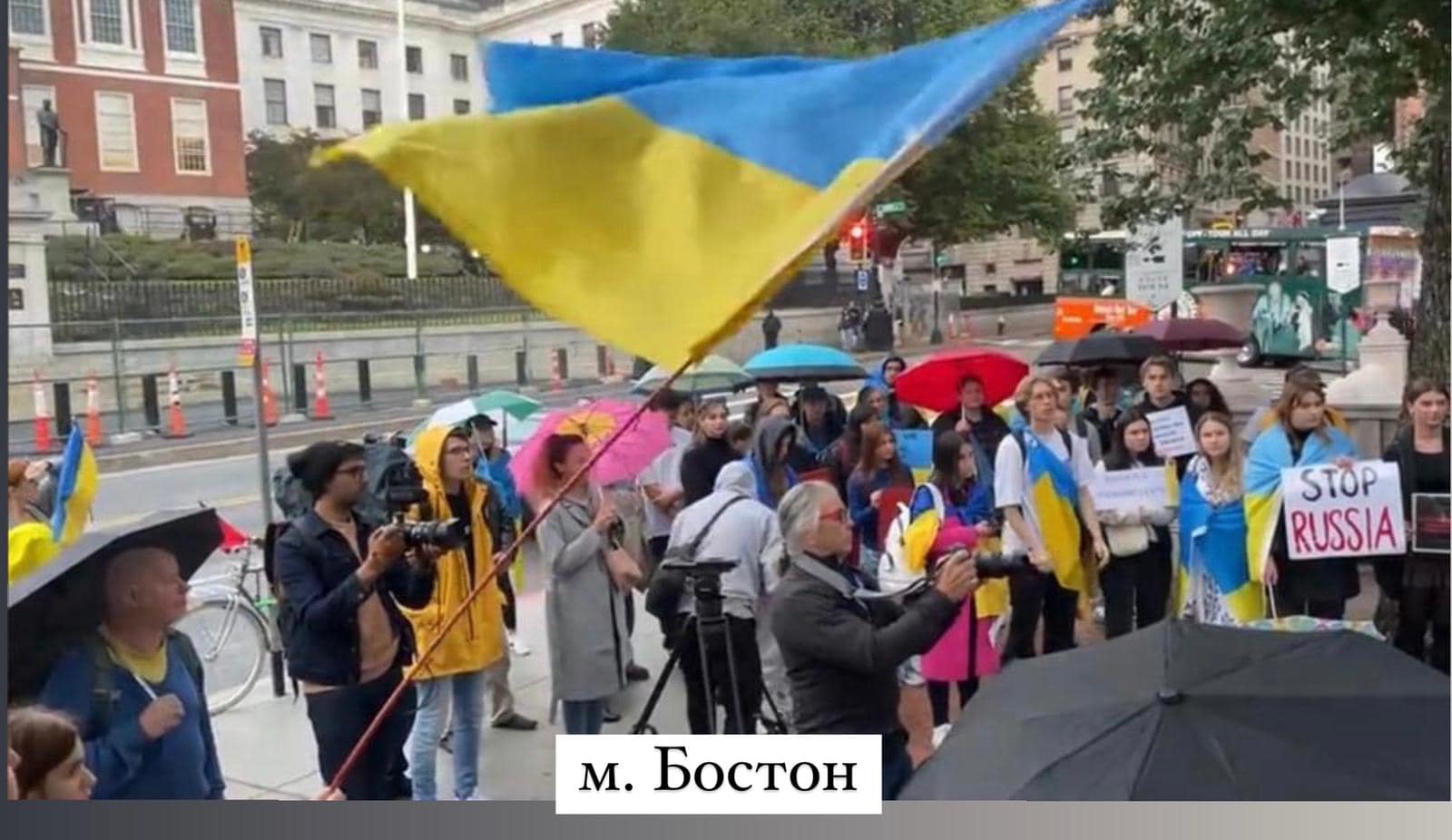 Ракетный террор РФ вывел на митинги в поддержку Украины тысячи людей в разных странах: фото и видео