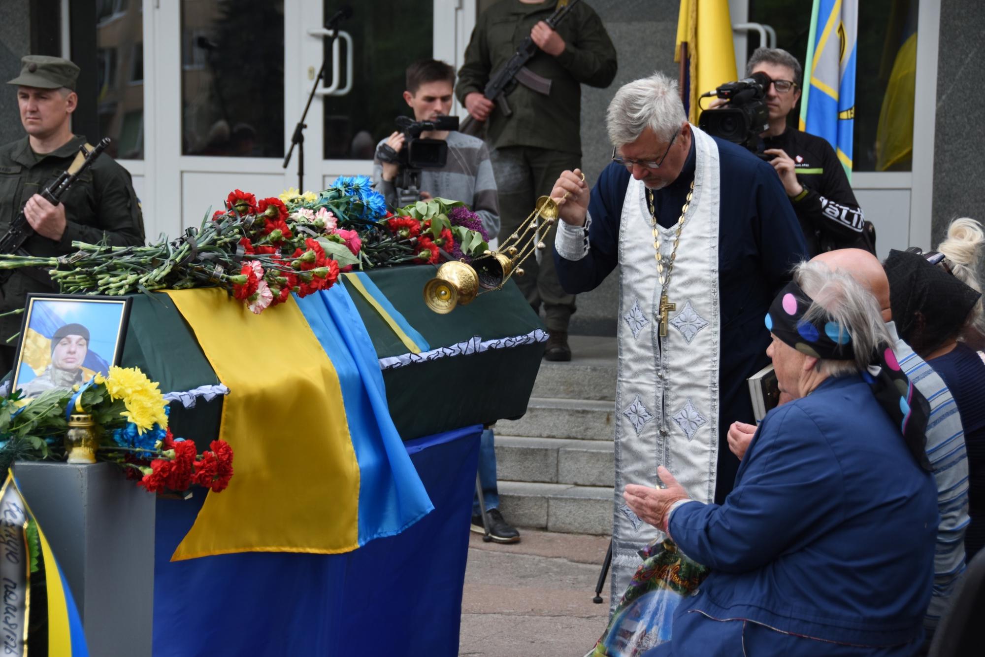 Приблизили победу Украины своими жизнями: в Шостке в последний путь провели воинов-героев