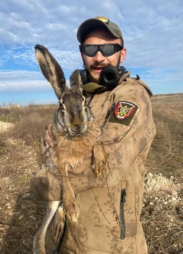 Украинские военные обнаружили гигантского зайца во время разминирования Херсона. Таких даже в Чернобыле не было! (фото)