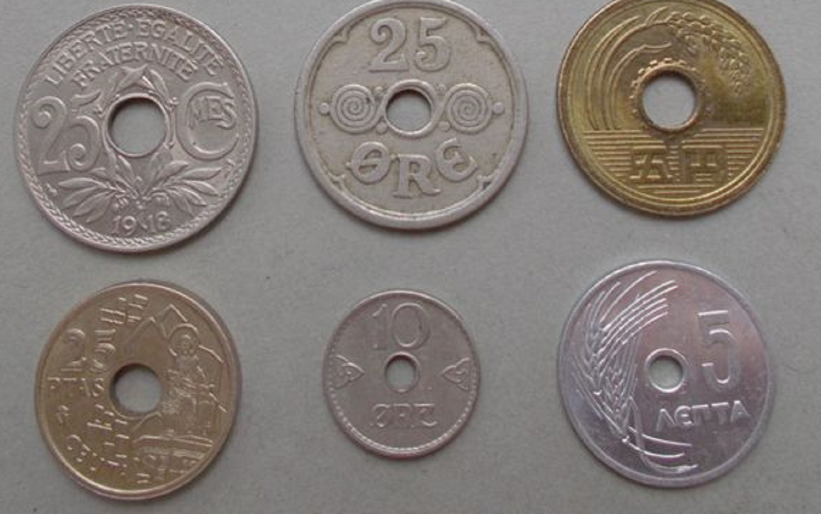 Многотонные, дырявые, квадратные: самые странные деньги мира