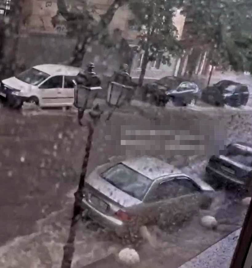 В Одессе - настоящий апокалипсис: город затопило дождем (видео)