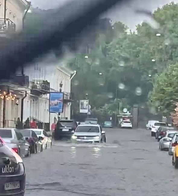 В Одессе - настоящий апокалипсис: город затопило дождем (видео)