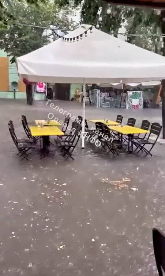 В Одессе - настоящий апокалипсис: город затопило дождем (видео)