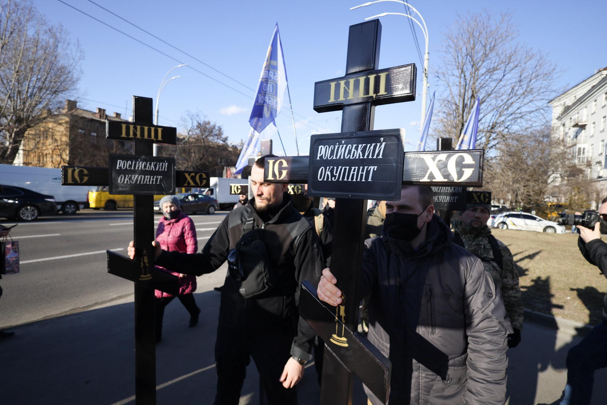 В Киеве под посольством РФ появилось "кладбище оккупантов": фото с акции