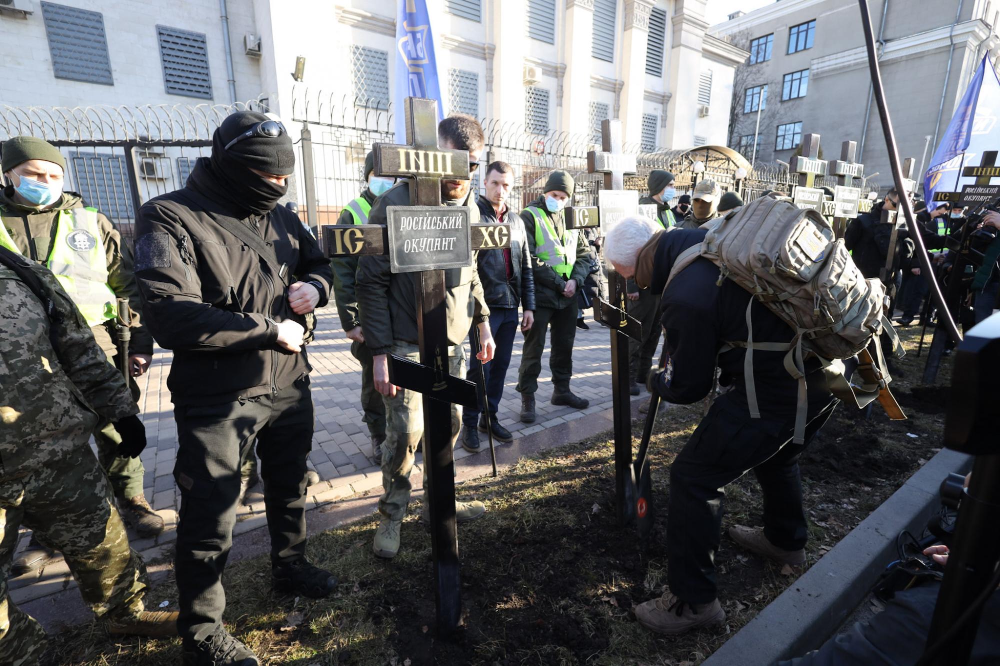 В Киеве под посольством РФ появилось "кладбище оккупантов": фото с акции