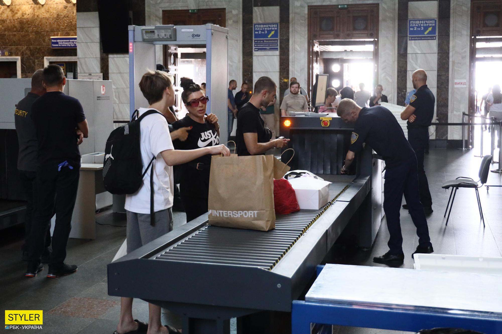 Что происходит в вестибюле вокзала Киева после установки там "рамок, как в аэропорту" (фото)