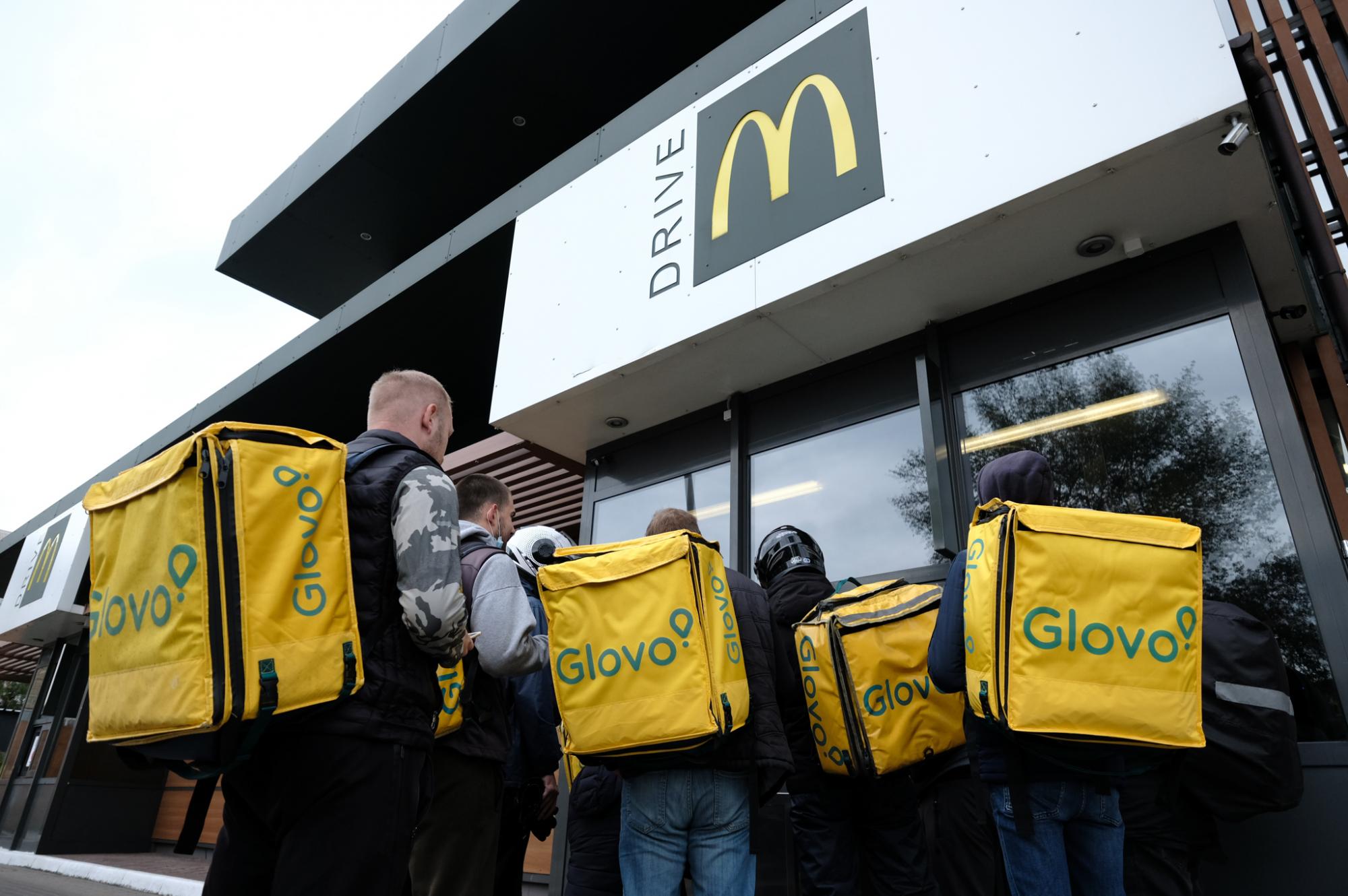 МакДональдс відкрився: величезні черги, збої в Glovo, а кур'єри вже закінчились