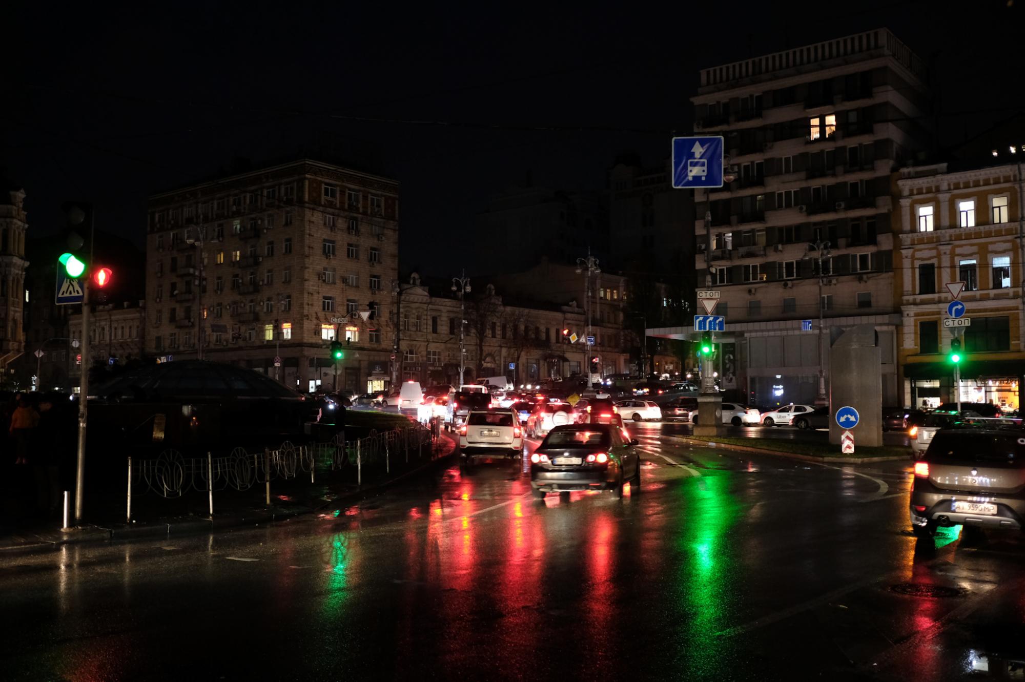 Київ поринув у темряву. Захоплюючі фото з центру, таким ви місто ще не бачили