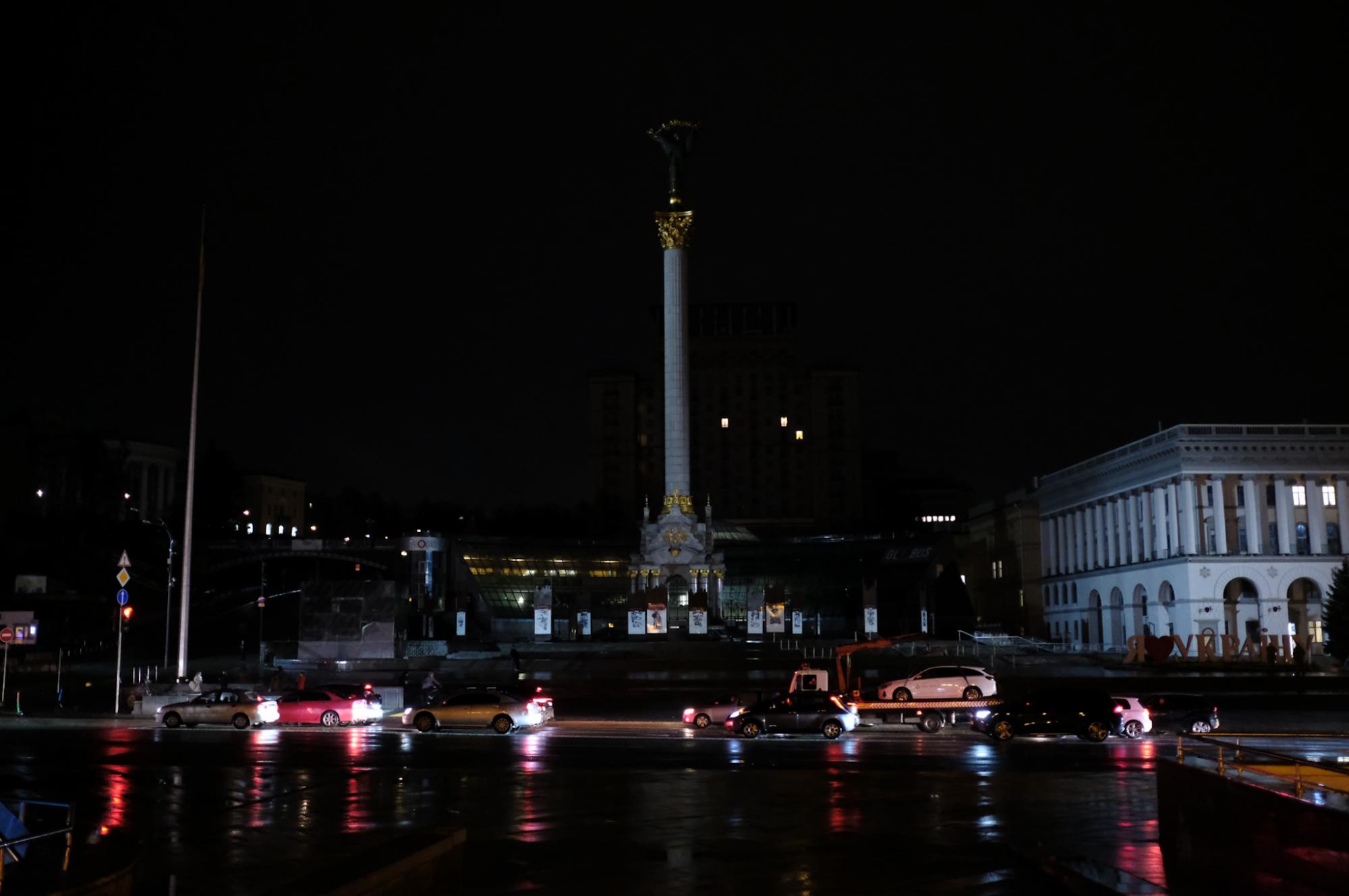 Київ поринув у темряву. Захоплюючі фото з центру, таким ви місто ще не бачили
